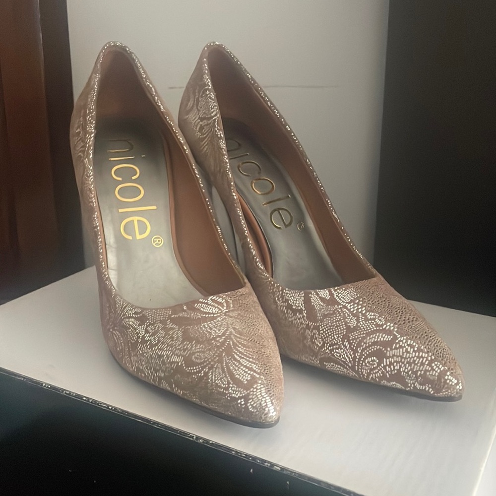Size Nicole Pumps